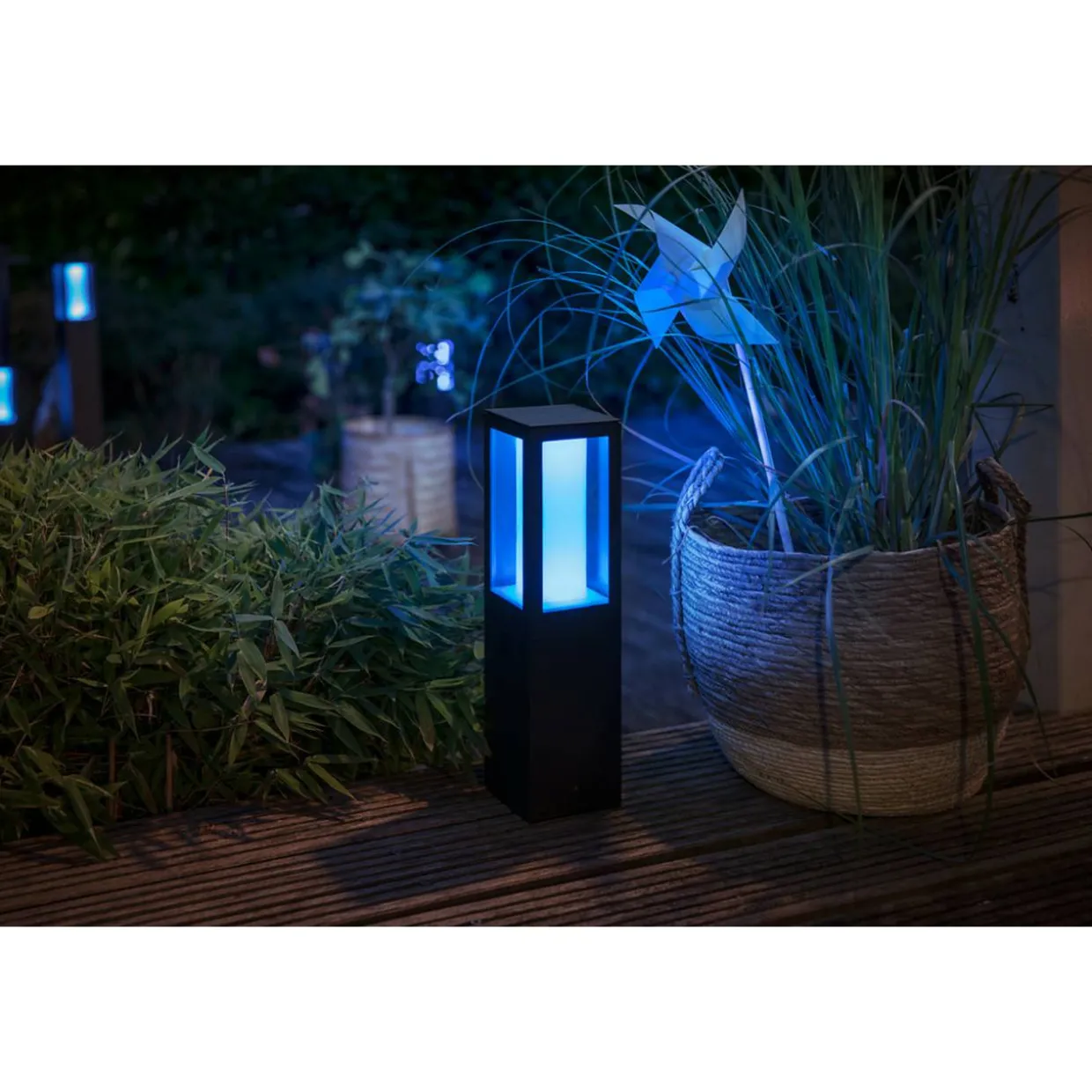 Jalustavalaisin Philips Hue Impress White and Color Ambiance 2x8W, musta