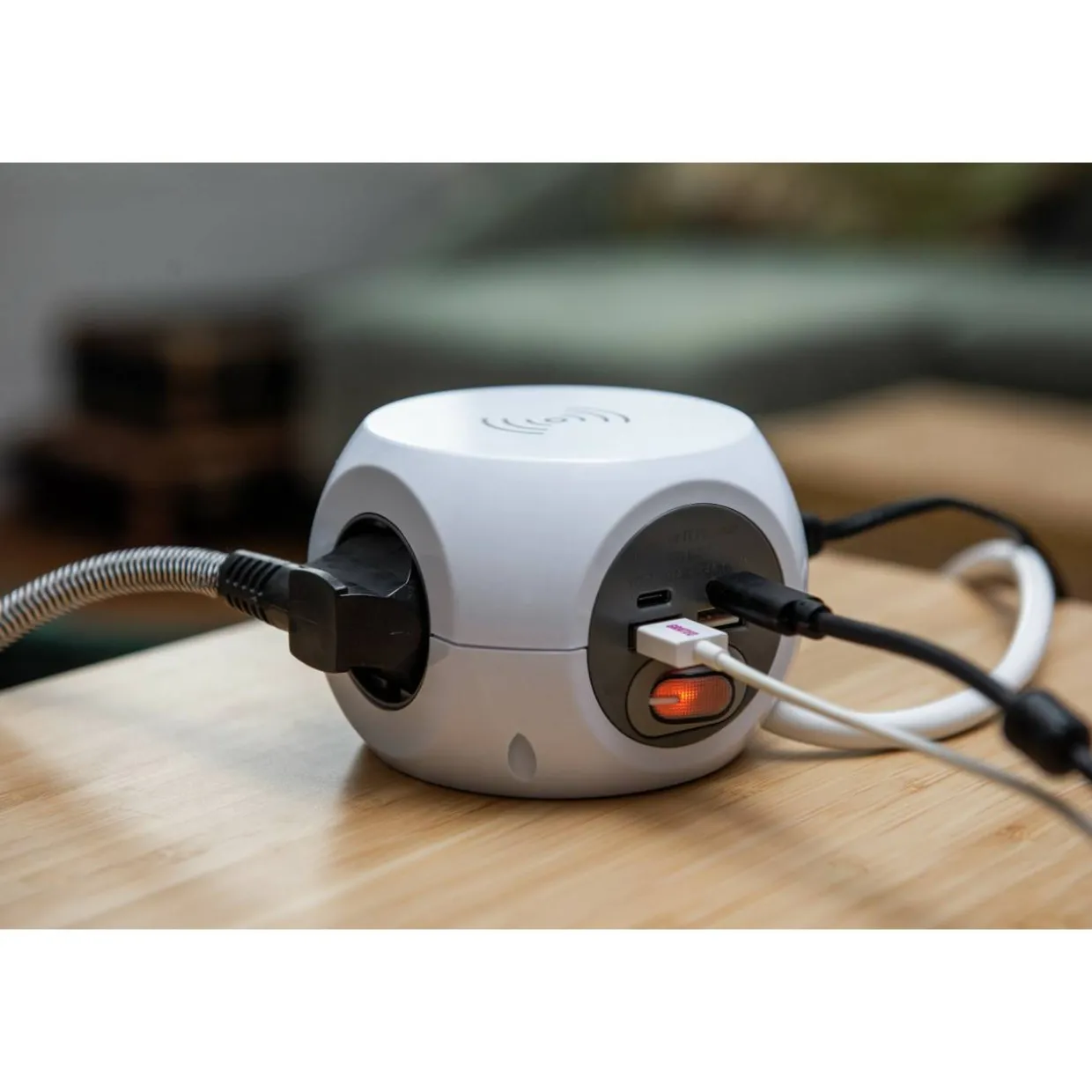 Jatkojohto Airam Cube 3-osaa Kyt. WC, 4USB, 3 m, 2 x USB-A, 2 x USB-C, puhelimen langaton lataus