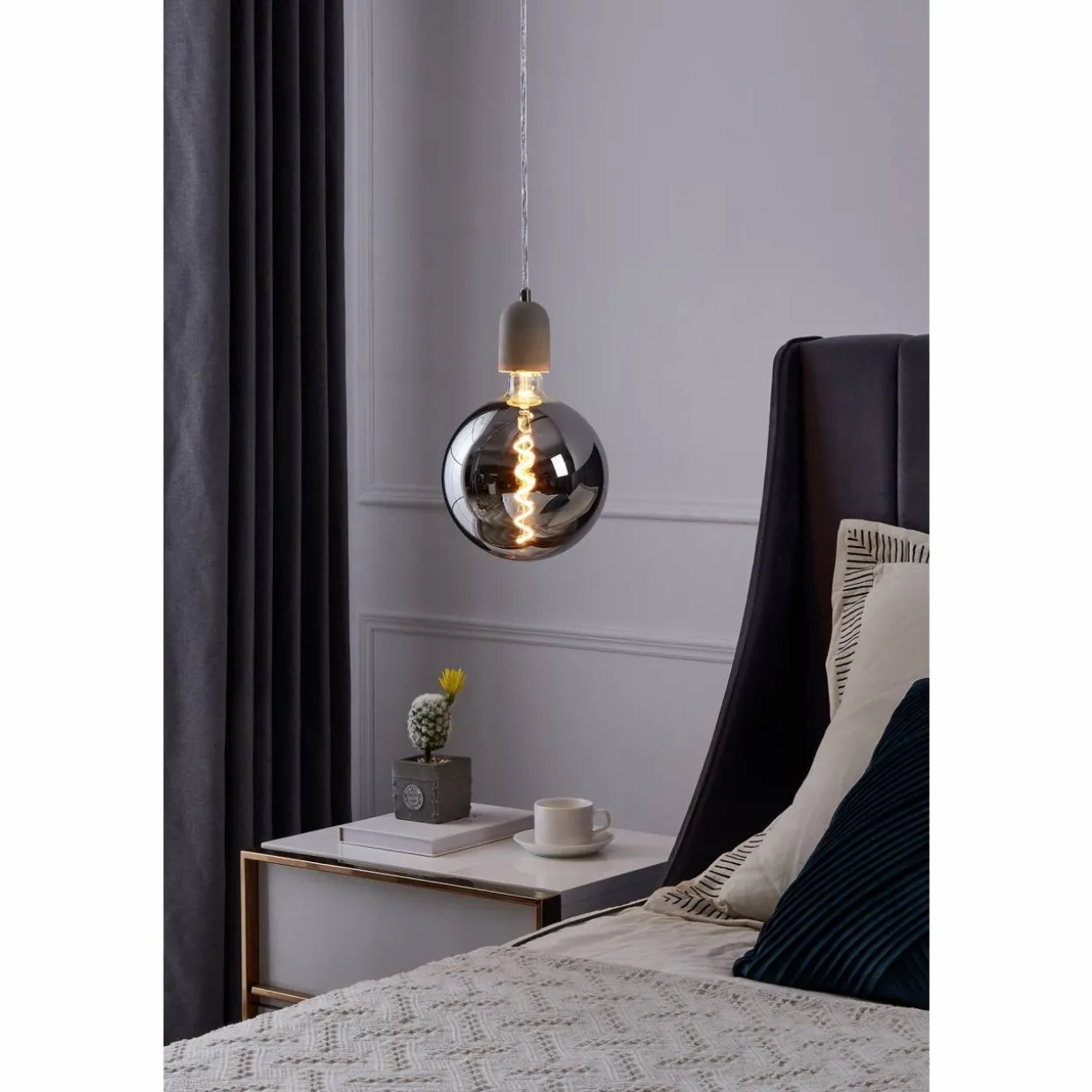 LED-polttimo Eglo E27 G200 4W 2200K savunharmaa