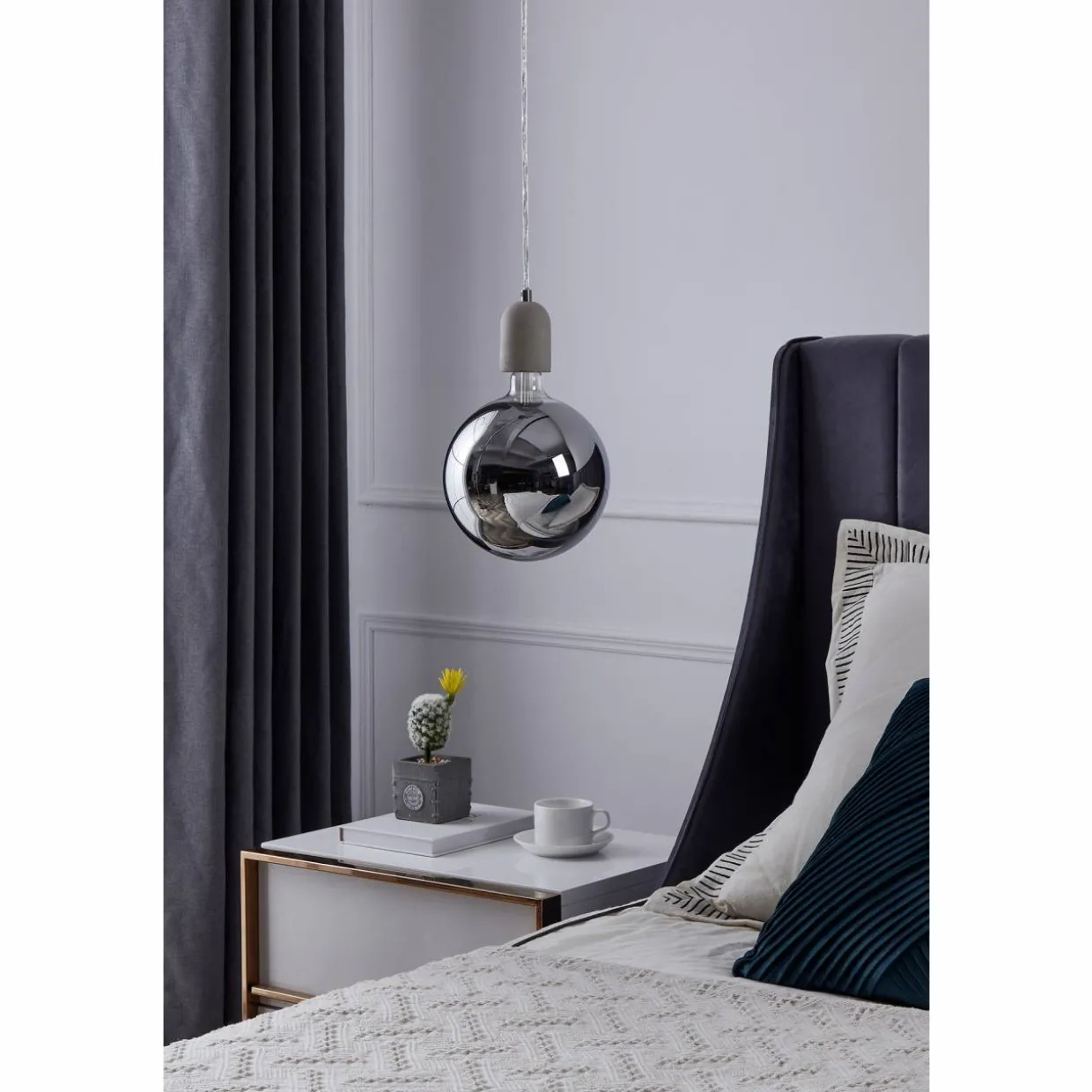 LED-polttimo Eglo E27 G200 4W 2200K savunharmaa