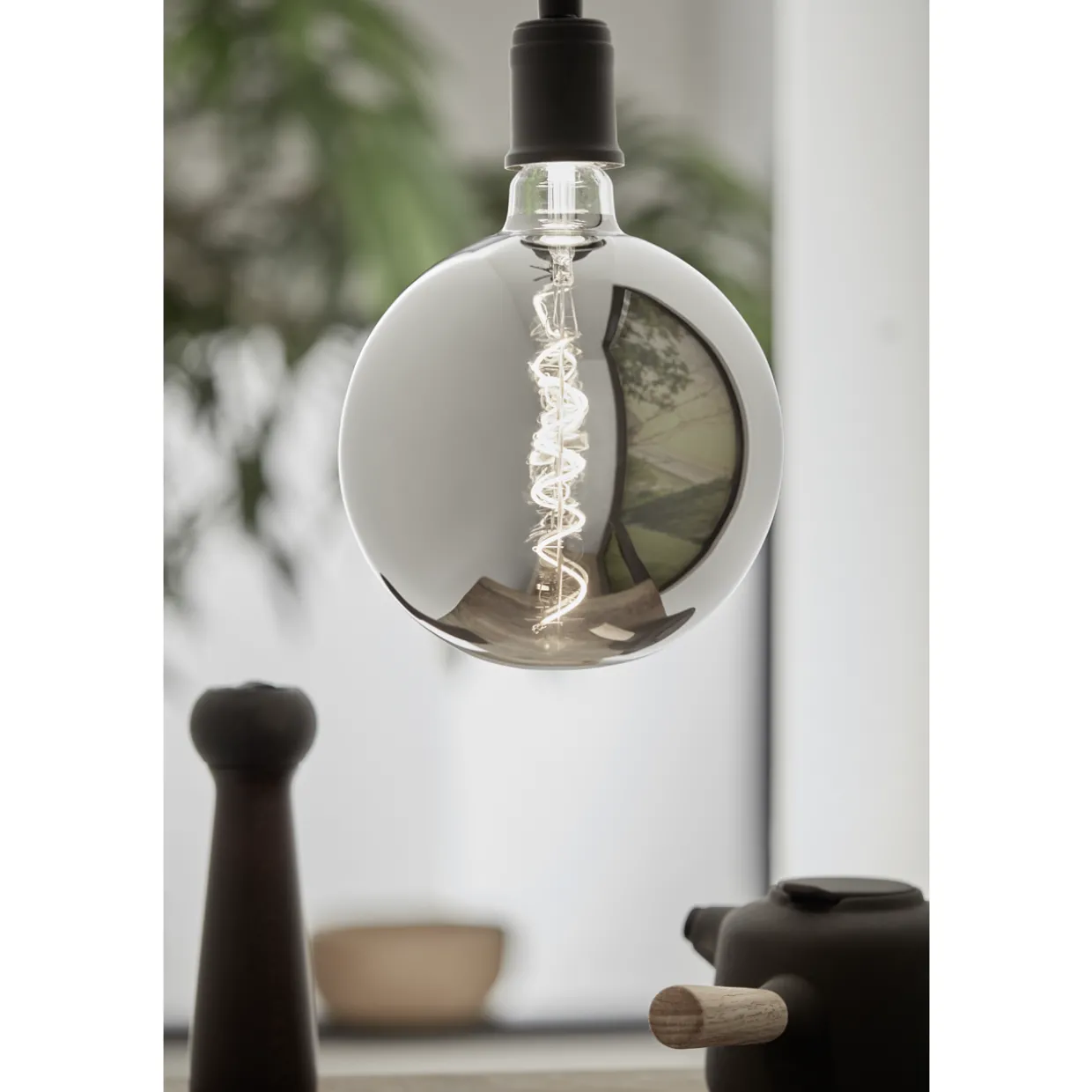 LED-polttimo Eglo E27 G200 4W 2200K savunharmaa