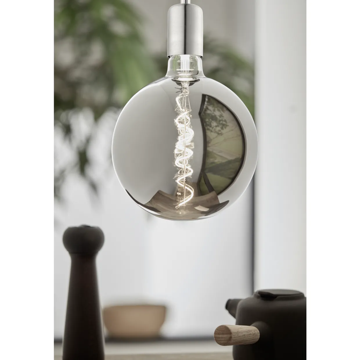 LED-polttimo Eglo E27 G200 4W 2200K savunharmaa